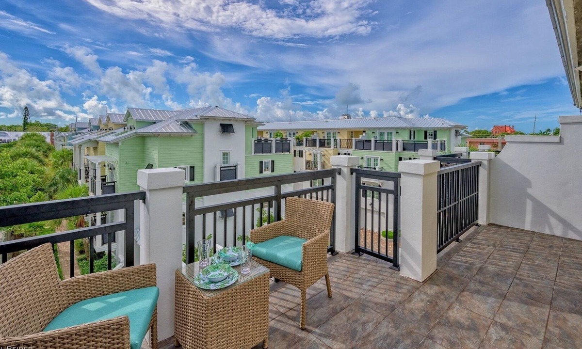 Historic Seaport House | *SEAPORT SENSATION @ OLD TOWN VILLAS* Condo & Pool + LAST KEY SERVICES.