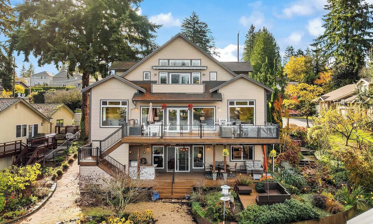 Picnic Point-North Lynnwood Villa | Serene Waterfront Escape w, Amazing View & Hot Tub