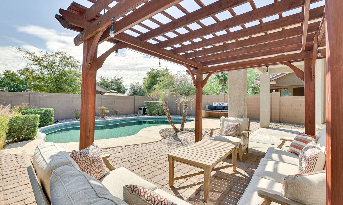 Litchfield Manor House | Shop, Golf & Hike: Surprise Group Getaway w/Pool!