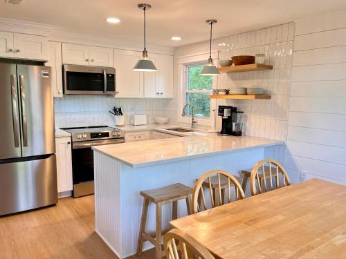 Wells House | Sleeps 10, Approx 1 Mile to the Beach, Fully Renovated in 2025