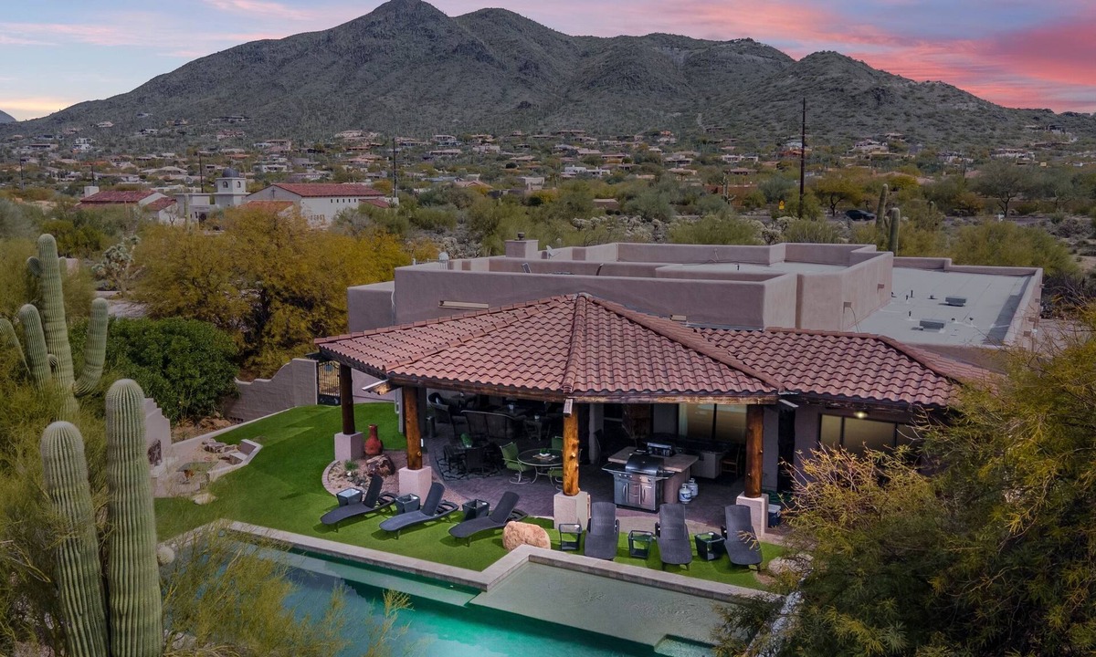Cave Creek House | Sleeps 21, Patio Teppanyaki Grill, 2 Spas, Pool+