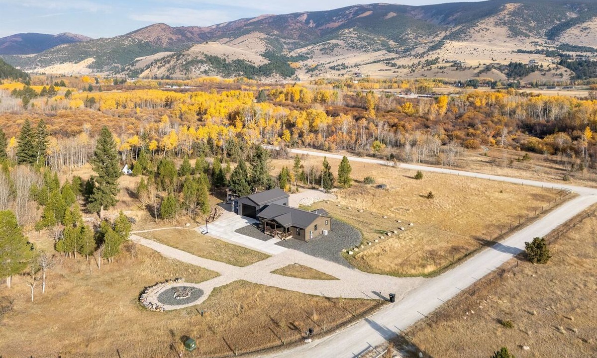 Anaconda Cabin | Soak up Summer in Montana