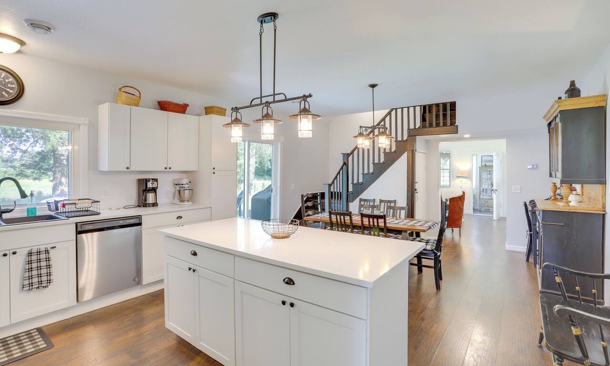 South Haven Cottage | South Haven Farmhouse w/Fire Pit, 4 Mi to Beach!