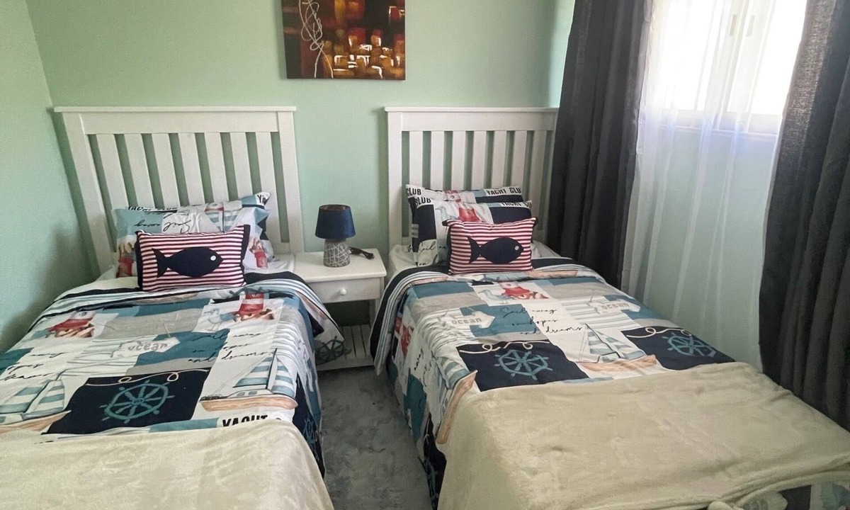 Margate Apartment | Spacious 3-bedroom apartment right on the beach in beautiful Margate with WiFi