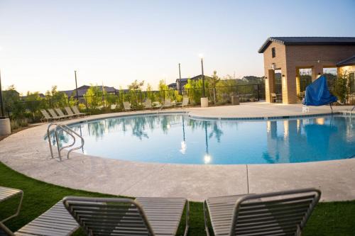 Tucson House | Spacious 3BR Home - Pool, Playground, EV Station L2, Near Freeway, Free Parking