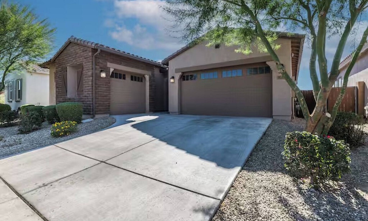 Sunset Farms House | Spacious 4-bedroom house in lovely Tolleson w/2 Full Kitchens & 2 laundry rooms