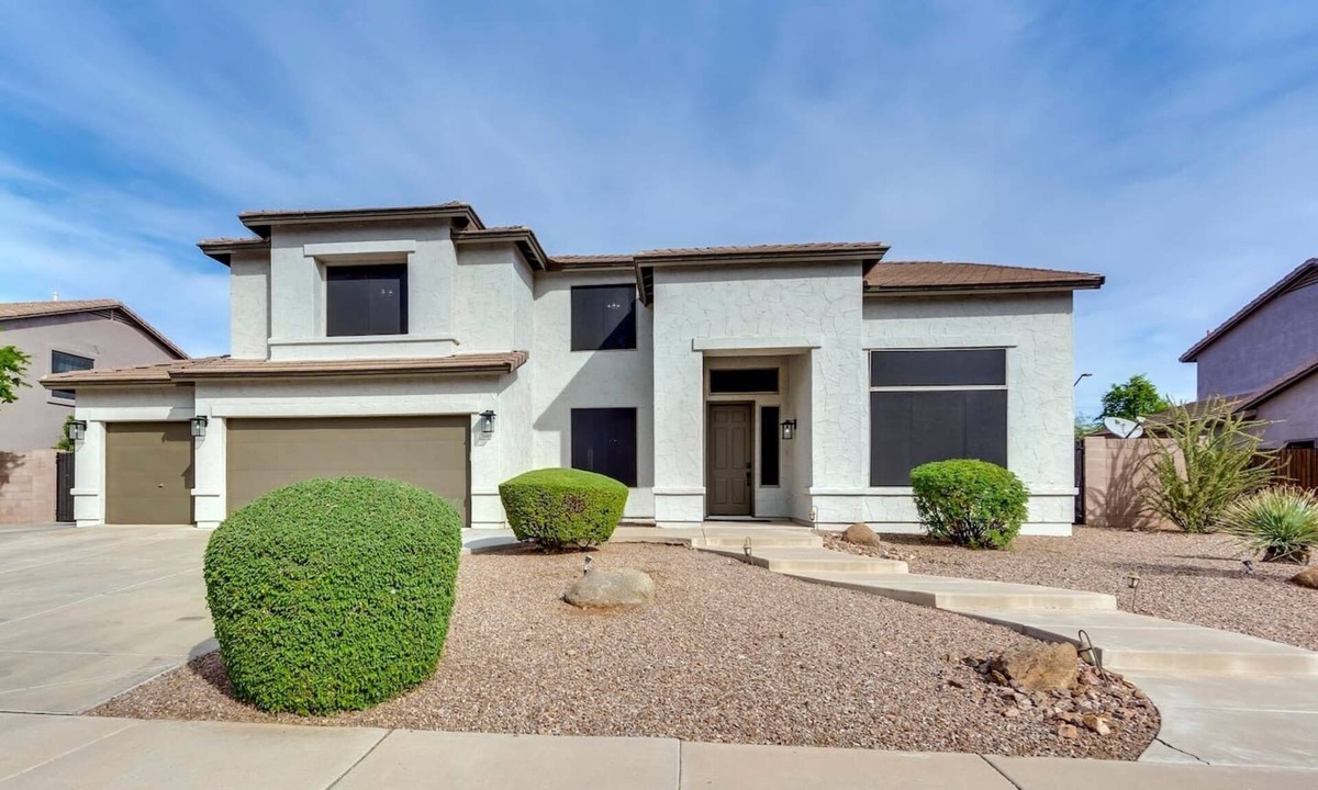 Gateway Ranch House | Spacious 5 BR, 3.5 BA, 4000+sf, WiFi, Pool,Hot Tub