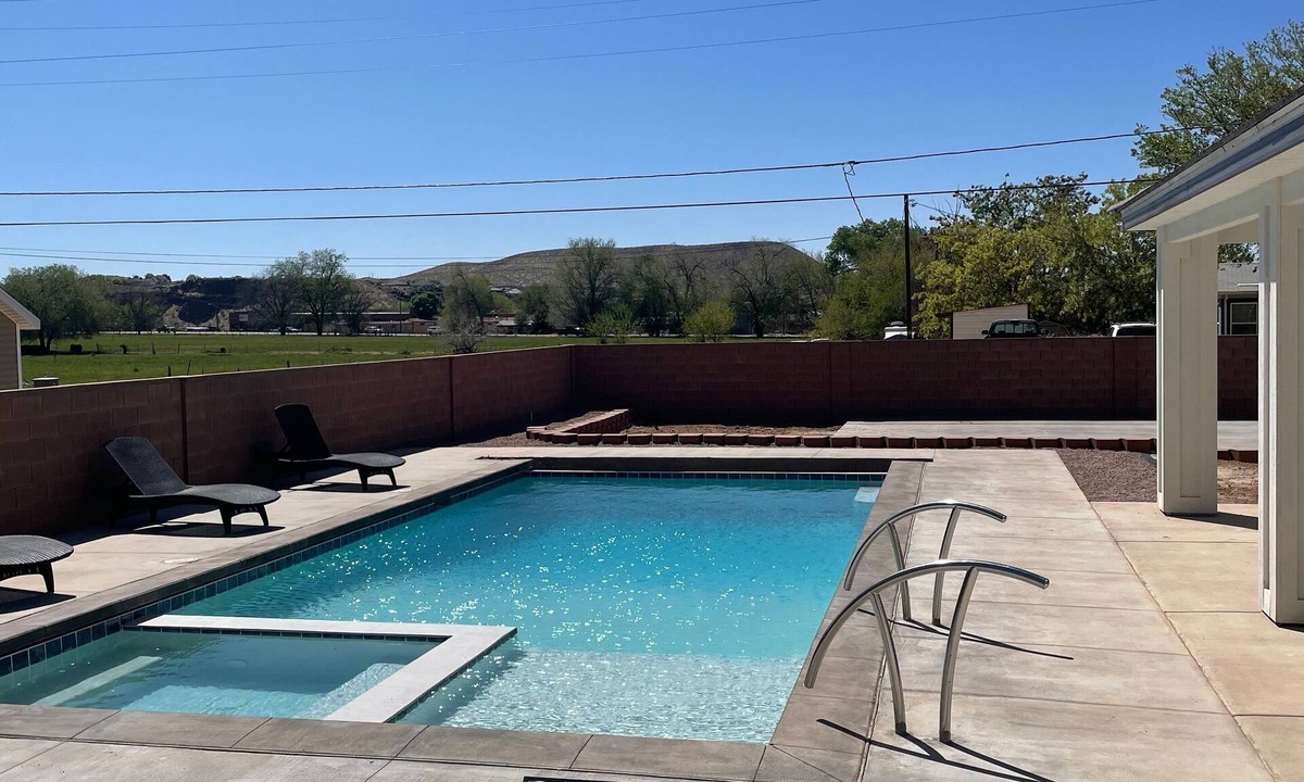 La Verkin House | Spacious, Clean & FUN Retreat Near Zion NP! - Private Pool & Pickleball Court!