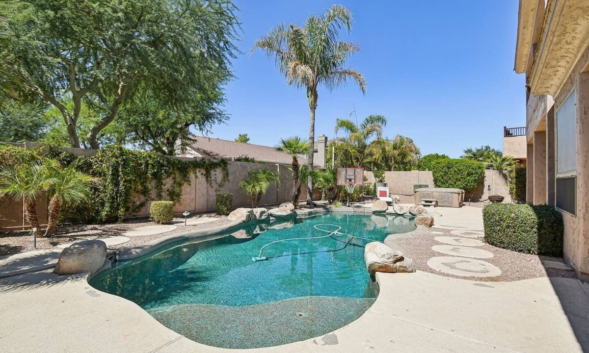 Arabian Crest House | Spacious Escape | Pool, Hot Tub & Room for Up to 14 Guests