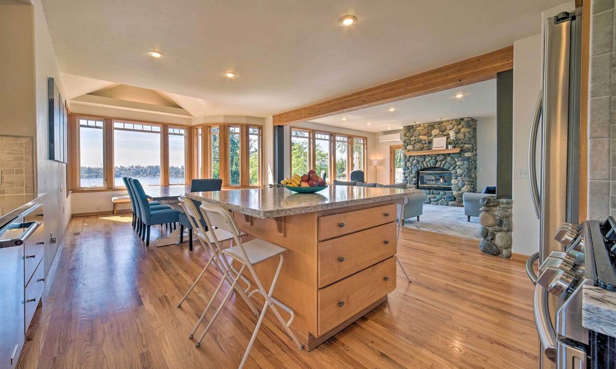 Lake Stevens Cottage | Spacious Lake Stevens Home w/Fire Pit, Patio