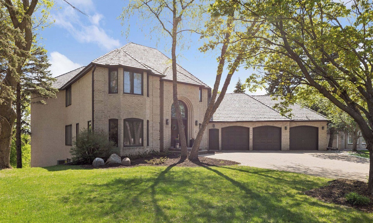 Eden Prairie House | Spacious Luxurious 5 bedroom home with beautiful bluff views!