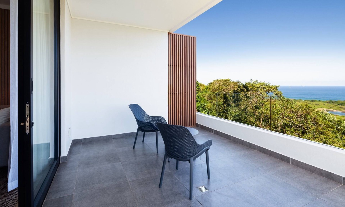 Umhlanga Ridge Apartment | Spacious Studio , Steam Room , Pool , Aircon