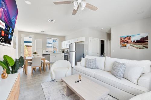Glendale Apartment | Spacious Two Bedroom Two Bathroom with Free Parking and Cozy Beds