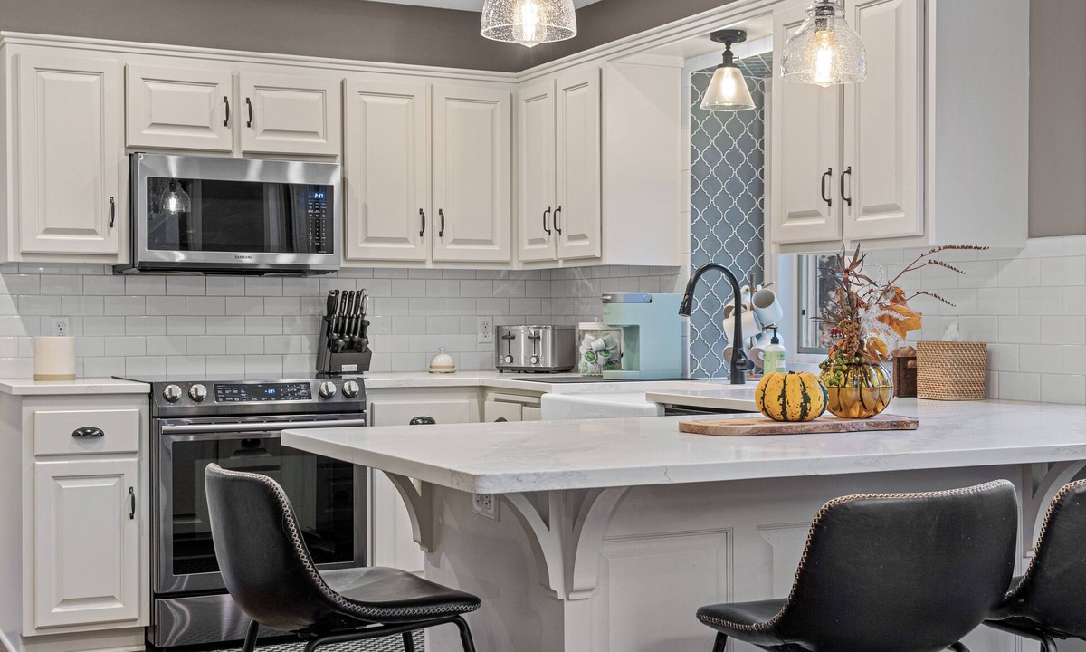Chanhassen House | Spacious Well Appointed Retreat Minutes from Excelsior, Lake Minnetonka & More