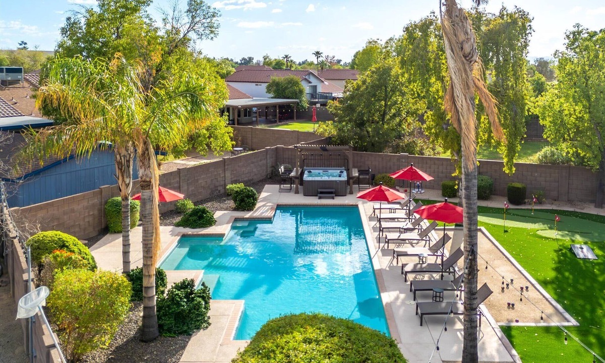 Glendale House | Sport Court Pool Hot Tub Pool Table Fire Pit Games