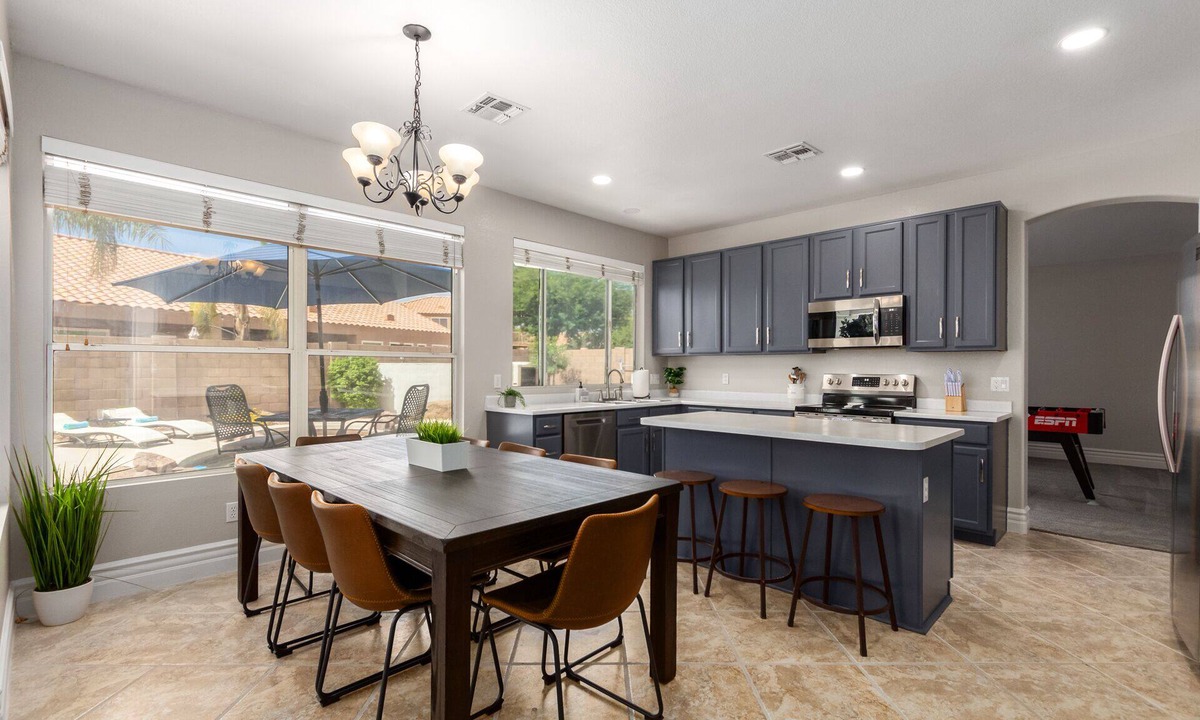 East Mesa House | {SPRING SPECIALS} sleeps 12, pool,spa, BBQ, putting green