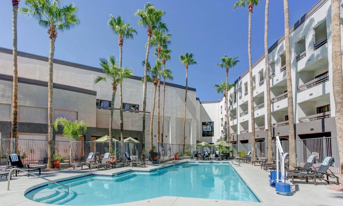 Phoenix Hotel | Standard 2 Queens at Hilton Phoenix Airport - Outdoor Pool & Hiking Trails
