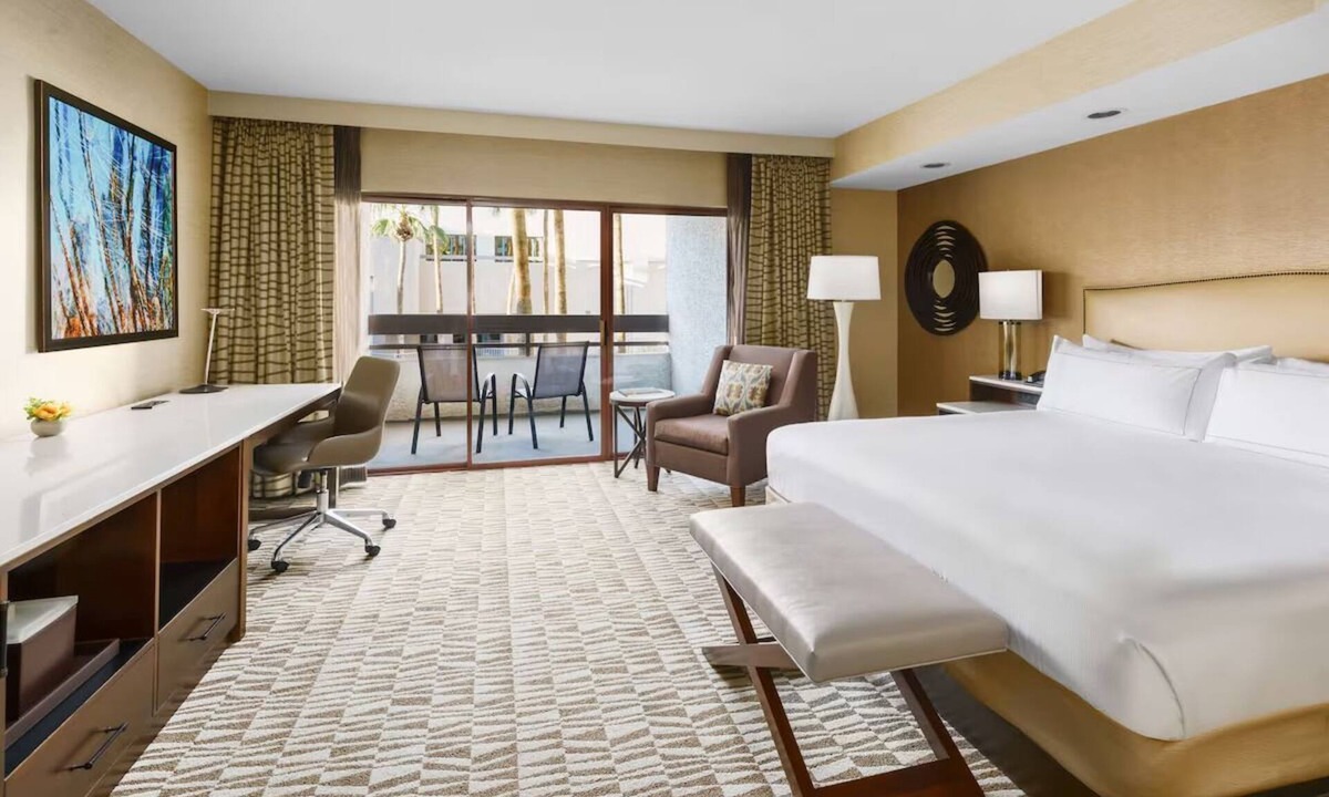 Phoenix Hotel | Standard King Room at Hilton Phoenix Airport - Free Shuttle & Oudoor Pool
