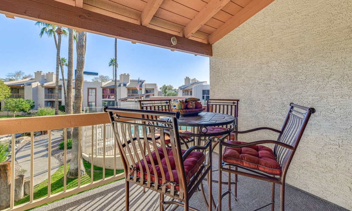 East Mesa Condo | Steps to Pool & Hot Tubs! Snowbird Escape in Mesa
