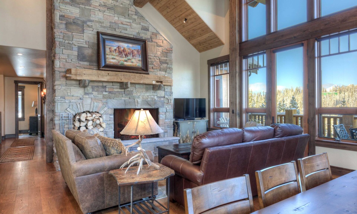 Big Sky House | Stunning 5 Bedroom 5.5 Bath Home, Private Hot Tub, Ski in/out, & Lodge Access