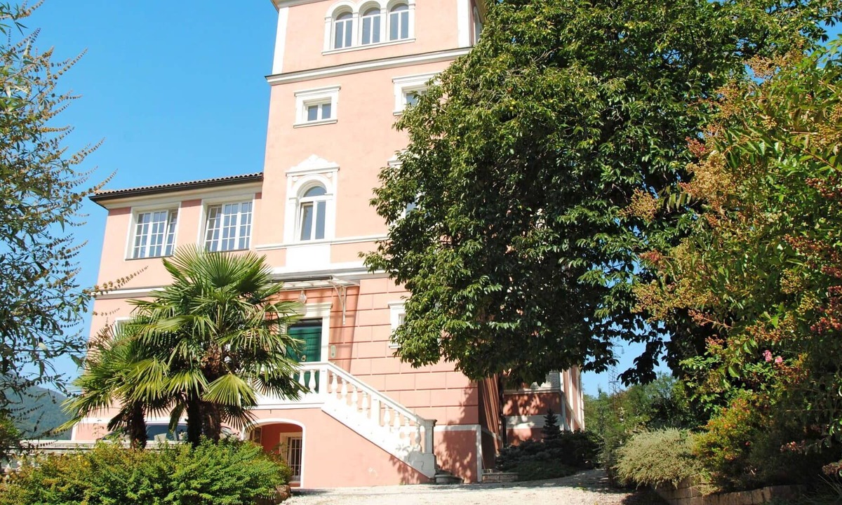 Susa Villa | Stunning villa for 6 guests with WIFI, TV, patio and parking