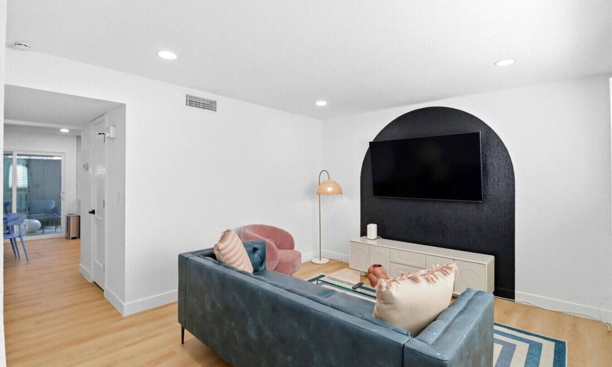 Casa Granada Townhouses Villa | Stylish 2BR w/Pool: Walk to Old Town & Fashion Square