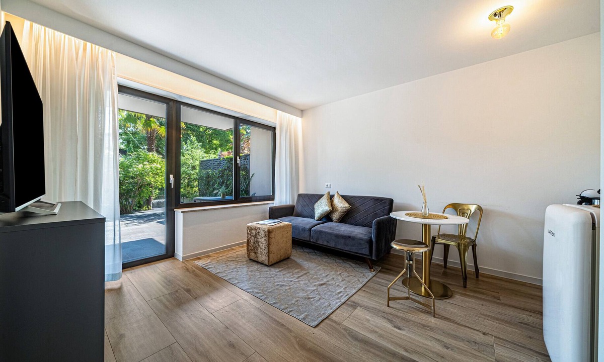 Lana Apartment | Stylish Apartment “Goldfinger Unique Suite” with Mountain View and Pool