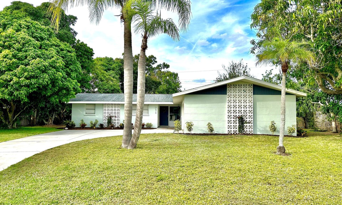 Southgate House | Sunshine Haven: Relax and Unwind