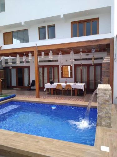Punta Negra House | Surfers Paradise - Casa Caro MBI