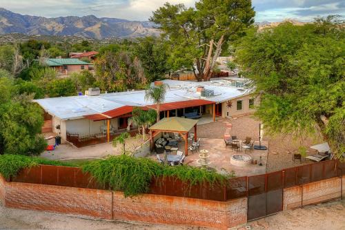 Tucson House | Swim Spa & Courtyards: Tucson Estate Near Sabino