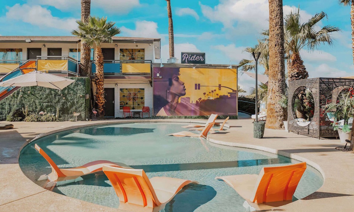 Governmental Mall Hotel | The Egyptian - Retro Modern Motel - Room 201