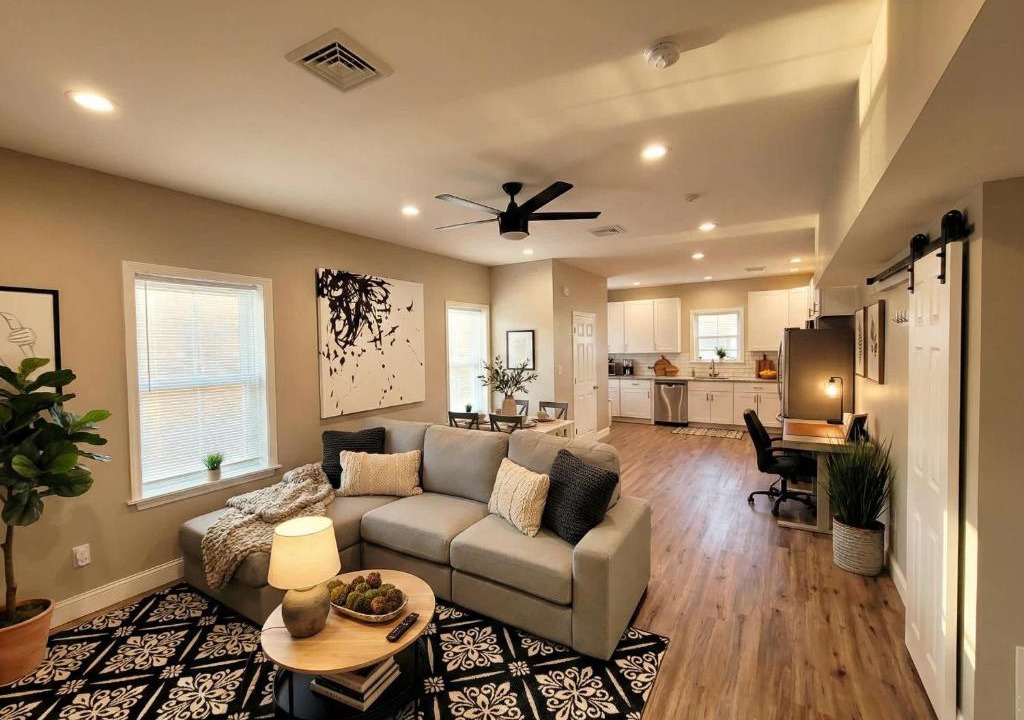 Wilmington Apartment | The loft at Park Place - 3rd floor walk up King and Queen beds fast WIFI and free coffee