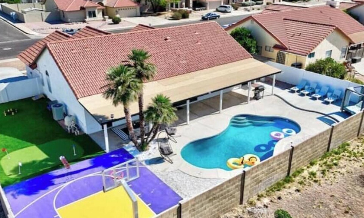 Homestead I HOA House | The Oasis Arizona Basketball Court, pool, mini-put, Arcades!