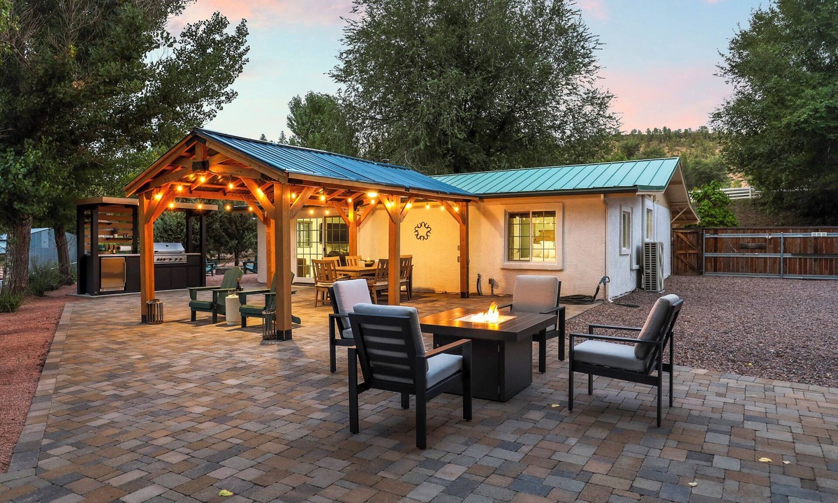 Payson House | The RANCH - Creek - Fenced Dog Yard - 2 Acres - Hot Tub