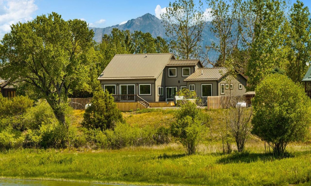 Livingston House | The Riverhouse on the Yellowstone - Cozy riverside home with hot tub!