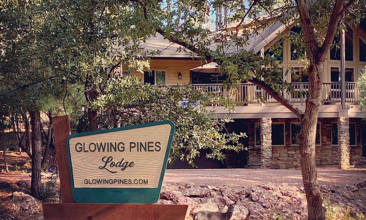 Pine Ski Chalet | The Ultimate Family Hideaway– Peaceful Lodge with Theater, Arcade & Forest Views