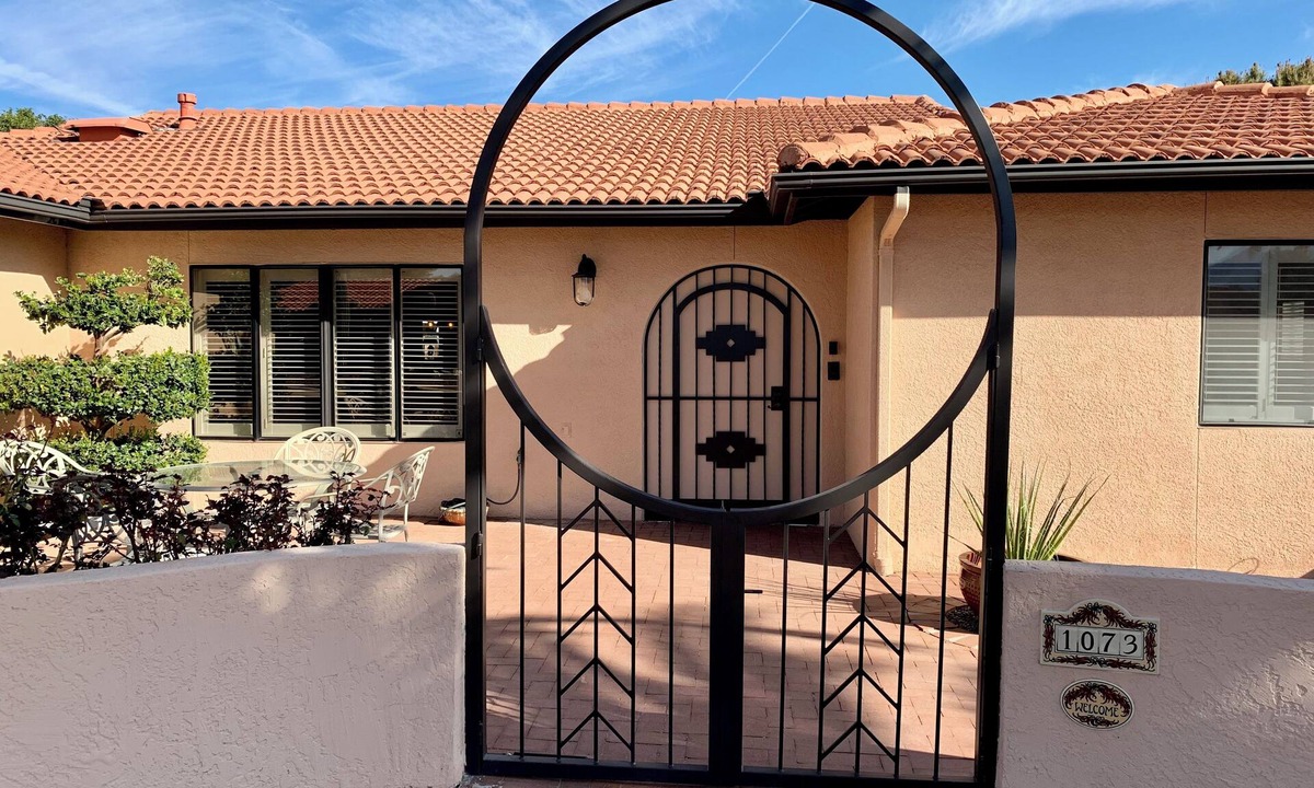 Green Valley Country Club Estates House | This Southwestern Retreat has room for your family and friends to gather!
