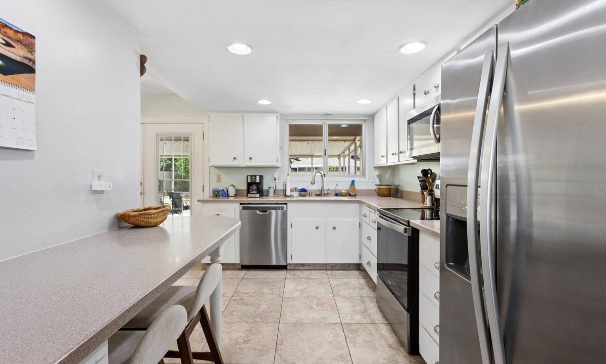 Sun City West House | Tranquil Sun City West Stay | Bright 2BR Home w/Communal Pool
