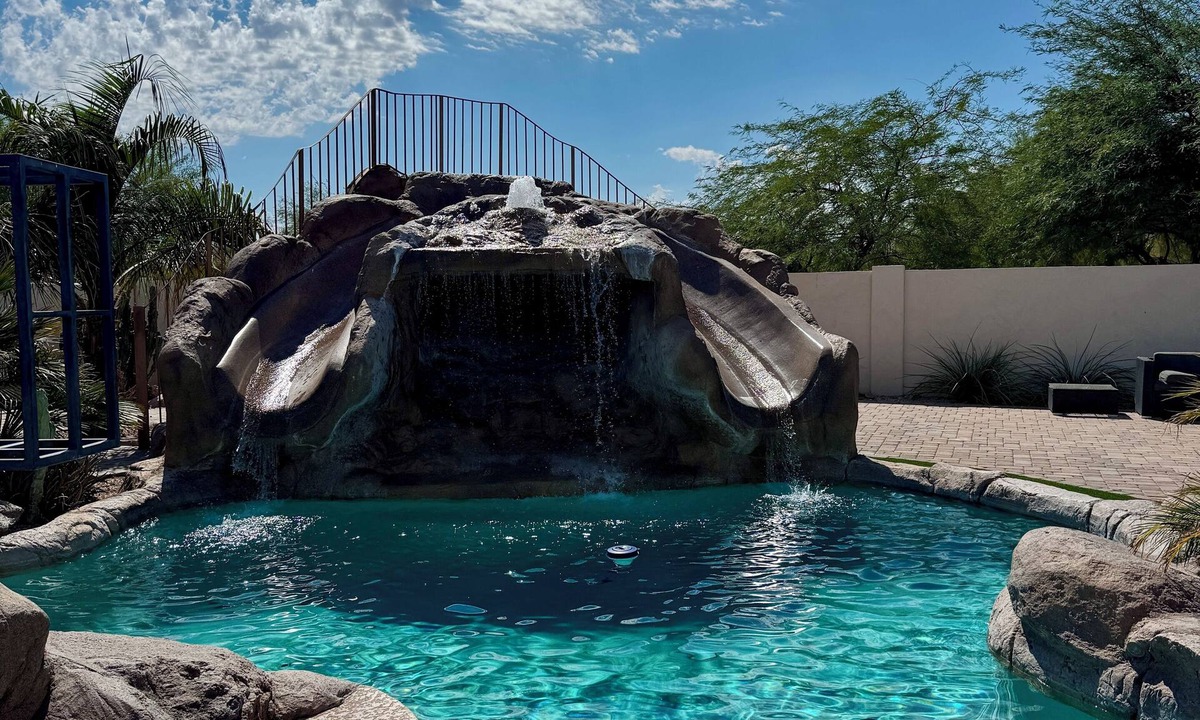 Gold Canyon House | TWO Water slides, pb crt, 9 hole mini golf, play set!