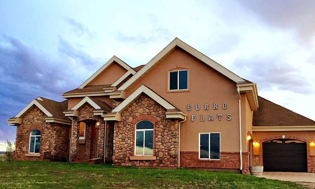 Kanab House | Up to 10 Guests in Kanab's 2nd Largest Home! 6 Bedrooms 6.5 Baths, Country, View