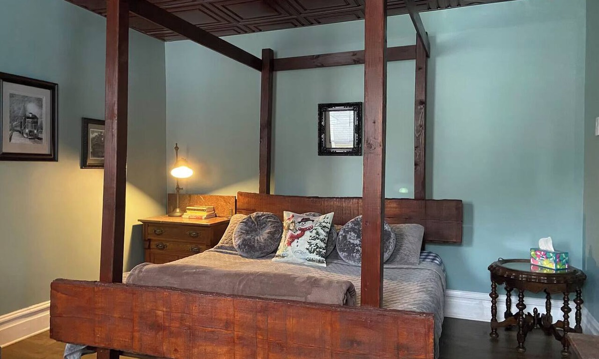 Ashfield Apartment | Upscale King Suite with Purple Mattress and reserved off-street parking