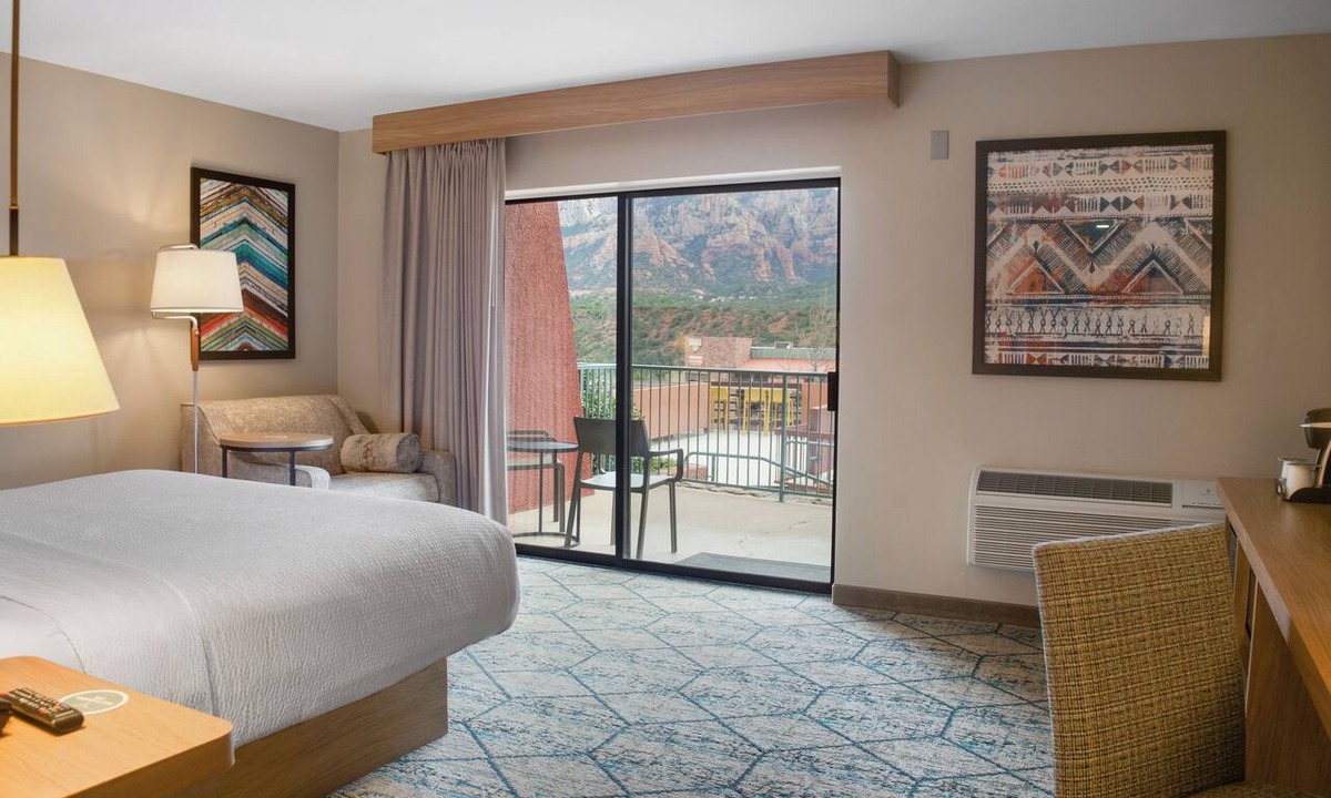 Uptown Sedona Hotel | Uptown King Hotel Room w/Private Patio and Mountain View @ The Matterhorn Inn