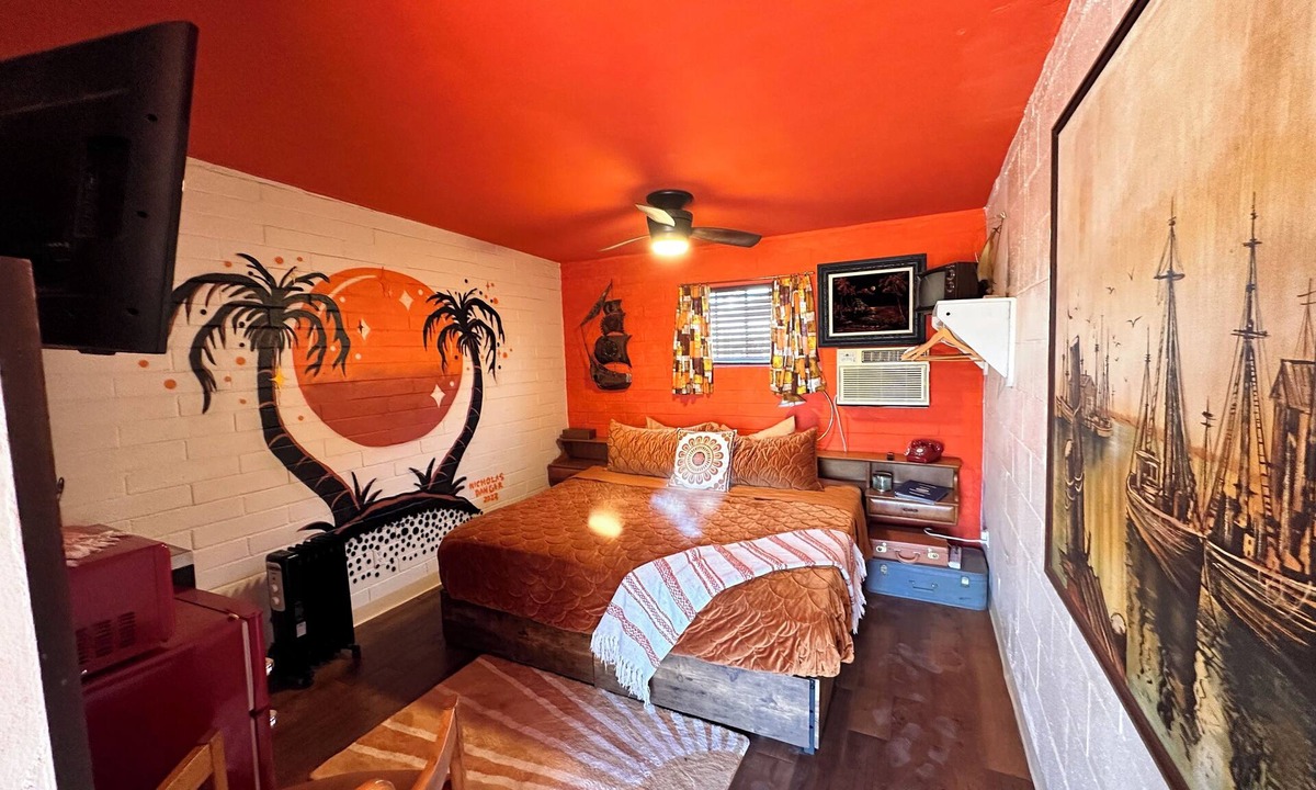 Tucson Hotel | Vintage Motel Room in sunny Tucson with WiFi, AC "Tequila Sunrise"