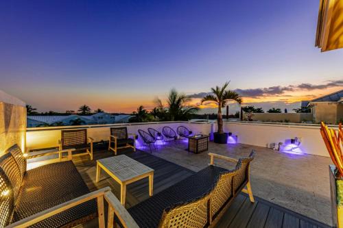 North Beach House | Walk to Hollywood Beach: Luxury Family Getaway!