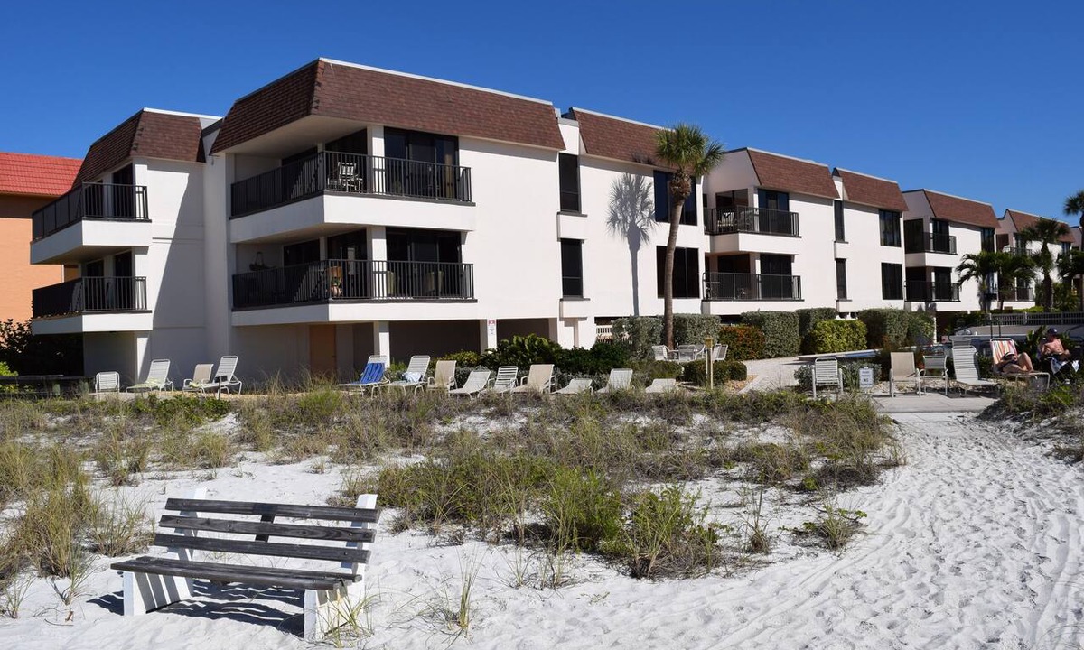 Holmes Beach Condo | Waters Edge 106S · Pool Lanai · 1-Mo Winter Min