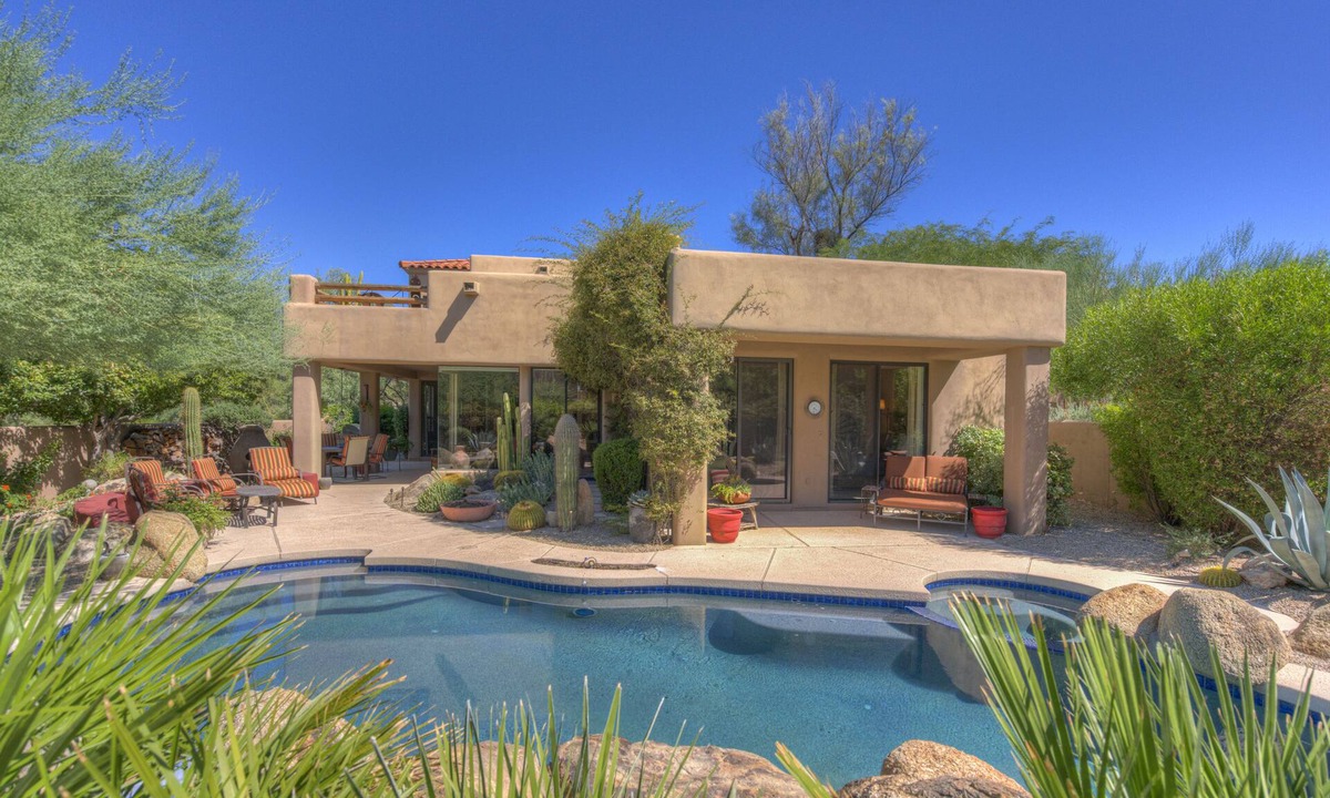 Fifth Green House | WELL APPOINTED HOME, PRIVATE YARD, POOL, GOLF CART, MAIN FLOOR BEDROOMS