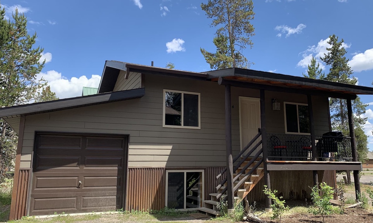 West Yellowstone House | Western themed Cabin in Quiet neighborhood - 1 mile to Yellowstone Park!