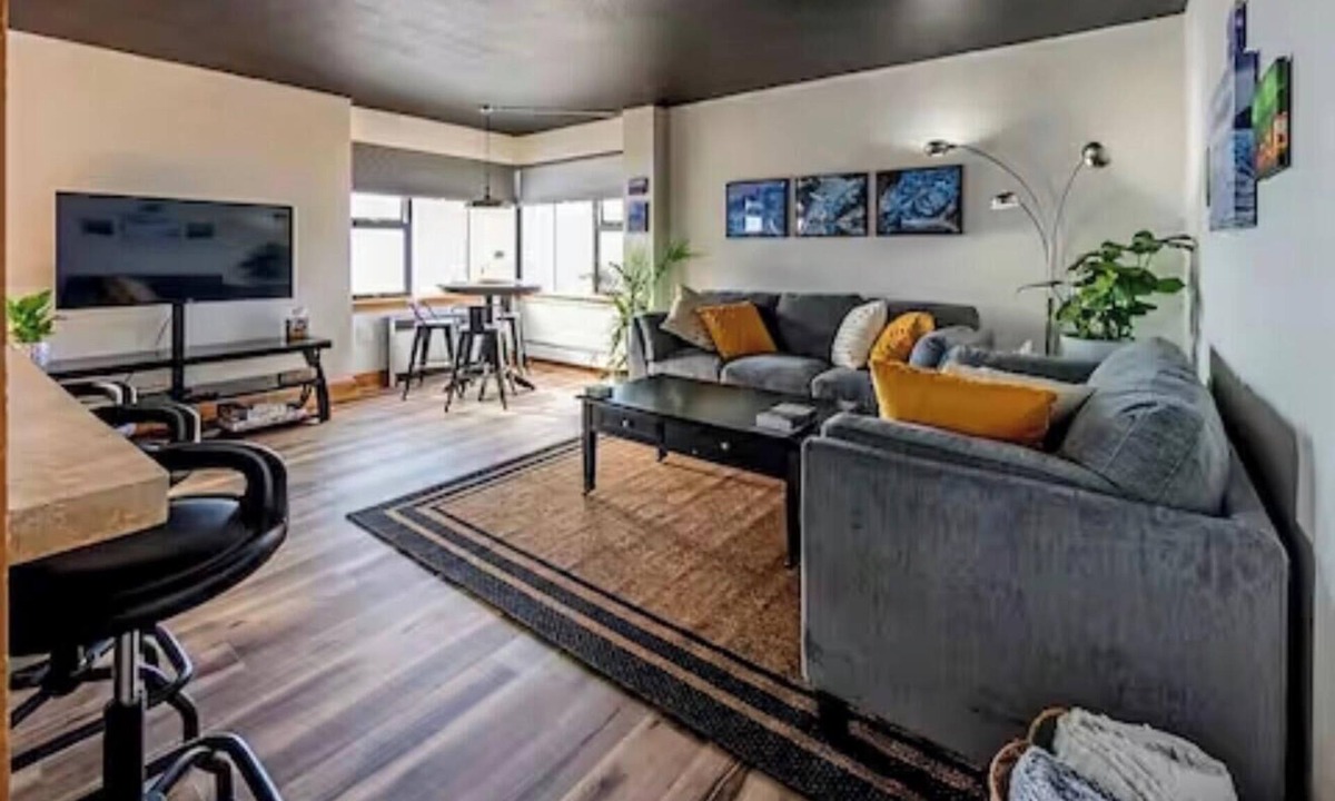 Downtown Anchorage Condo | Wolf’s Downtown Den 2 STR20260037