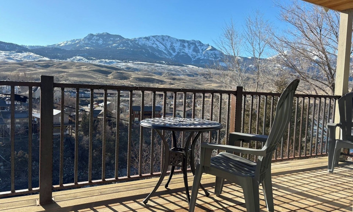 Gardiner House | Yellowstone Beauty Overlooking Yellowstone River BRAND NEW Gardiner, MT