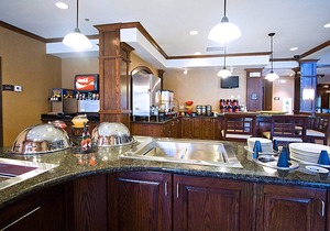 2 Bedroom Suite! Free Breakfast Buffet. Pool, Hot Tub & Waterslide Access.Close to Salt Palace Convention Center